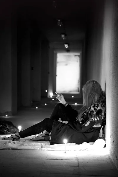 Genç Lonely üzgün kız sigara içiyor