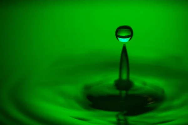 Güzel şekiller ile yeşil su damlaları