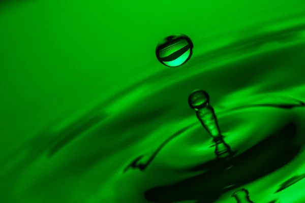 Güzel şekiller ile yeşil su damlaları