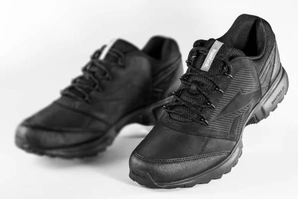 Siyah bir çift Reebok erkek spor ayakkabısı