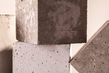 Beton küp üzerinde beton küp