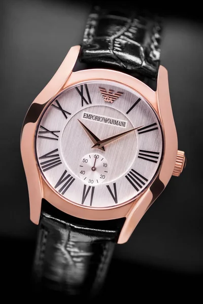 Deri kayışlı altın kol saati