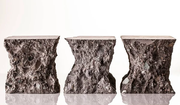 Üç kırık beton küpleri