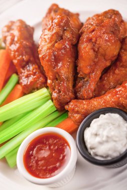 tavuk kanadı baharatlı sos ile