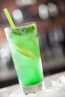 nane ile soğuk mojito içecek