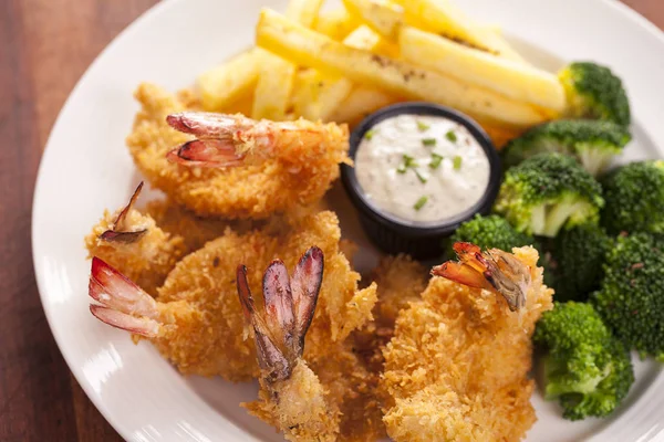 Kızarmış patates ile kızarmış karides