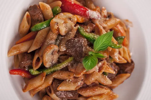 tabakta sığır Alfredo makarna