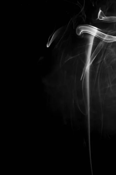 Siyah arkaplanda güzel bir duman dalgası