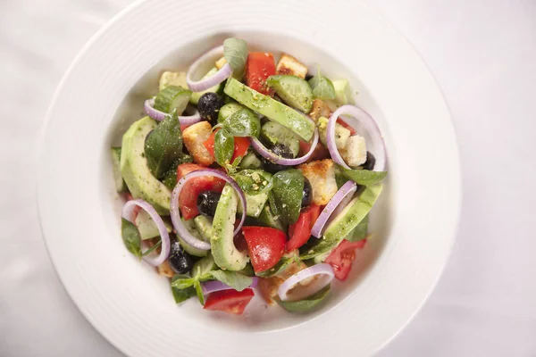 Yeşil marul ve sebze salatası.