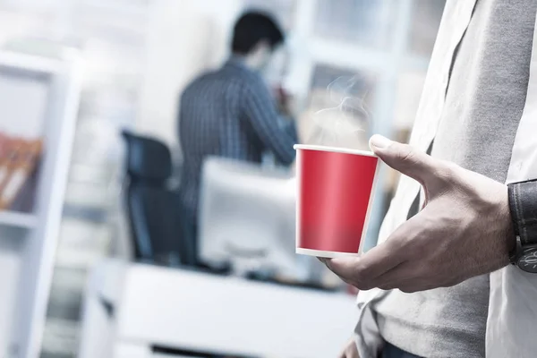 Kağıt bardak Bir ofisin ellerinde