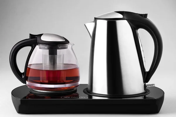 Elektrikli çaydanlık ve paslanmaz çelik çay makinesi.
