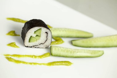 Sebzeli Japon suşi atıştırması.