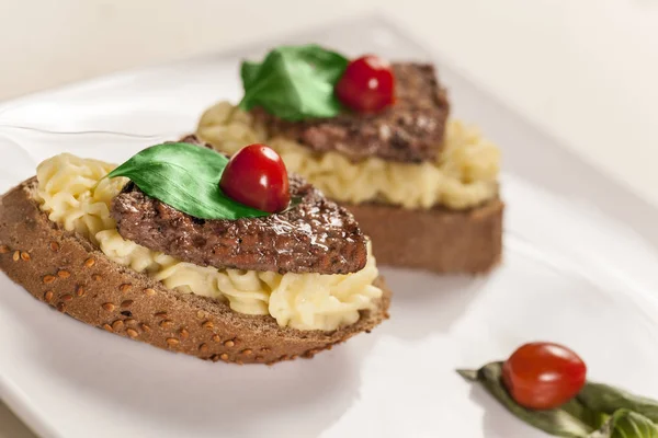 Steak with mashed potatoes finger food