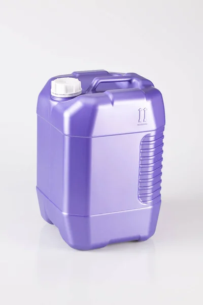 Yakıt için plastik bir galon.