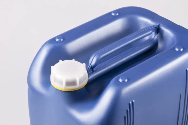 Yakıt için plastik bir galon.