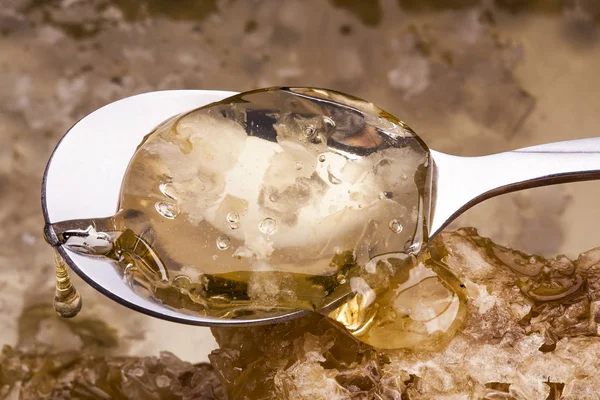 Kaşık kapağında bal mumu