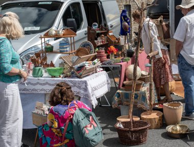 bit pazar durak kadın seçerek