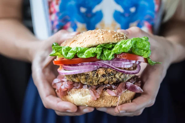 Piękne wegańskie Burger ręka odbyła — Zdjęcie stockowe