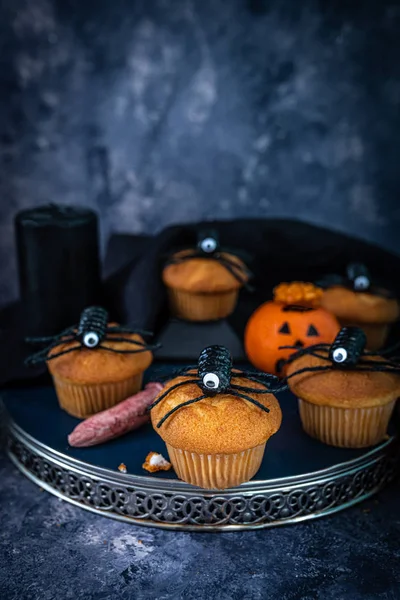 Halloween muffins and spiders, party baking ideas for kids, scary, spooky — Stock Photo, Image