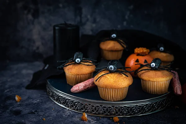 Muffins de Halloween e aranhas, ideias de festa para crianças, assustador, assustador Imagens De Bancos De Imagens