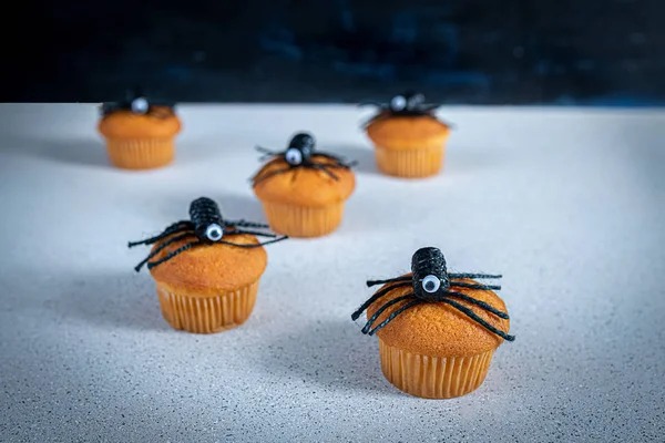 Muffins de Halloween e aranhas, ideias de festa para crianças, assustador, assustador Fotos De Bancos De Imagens