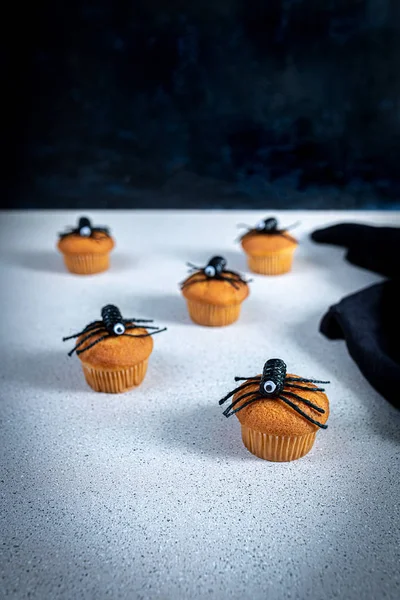 Muffins de Halloween e aranhas, ideias de festa para crianças, assustador, assustador Imagens De Bancos De Imagens Sem Royalties