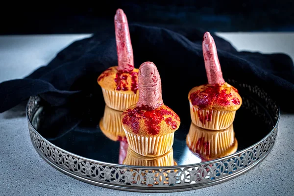 Muffins de Halloween com dedos sangrentos em uma bandeja, fundo escuro, mal-humorado, assustador, assustador halloween ideias de cozimento, espaço negativo para o título Fotos De Bancos De Imagens Sem Royalties