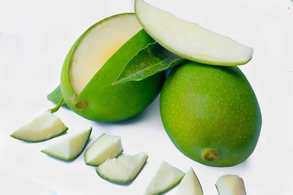 yeşil mango yakın, dilimler ve yeşil yaprakları izole 