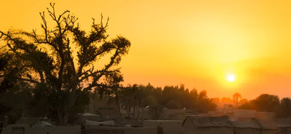 Schöne Landschaft Bild des Sonnenuntergangs über einem Dorf — Stockfoto