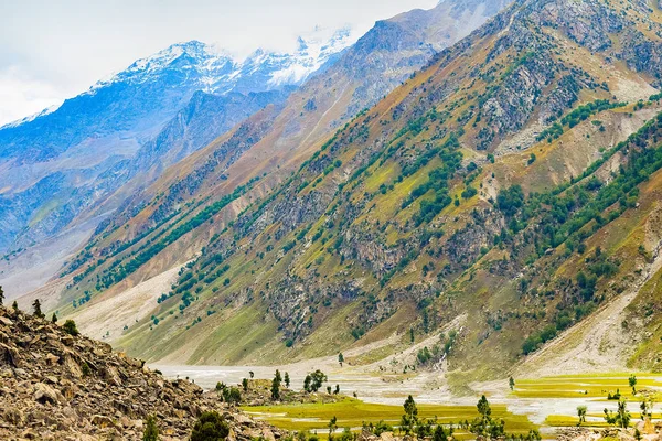 美しい山々の風景と北部地域の山脈 o — ストック写真