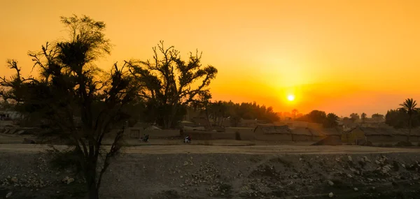 Schöne Landschaft Bild des Sonnenuntergangs über einem Dorf — Stockfoto