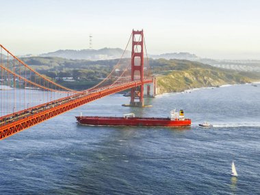 Bir kargo konteyner gemisi, San Francisco Körfezi'ne giriyor, Golden Gate Köprüsü'nün altından geçiyor, Horseshoe körfezinden fotoğraflandı, Marin County'de, Fort Baker yakınlarında..