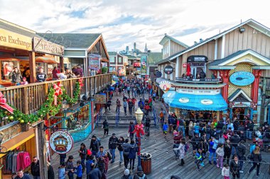 San Francisco California Abd 2018 12 31 Fisherman's Wharf ve Pier 39 alanı Noel ve yeni yıl tatili etrafında.