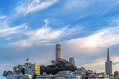 Coit Kulesi Telegraph Hill bir yerleşim alanından fotoğraflandı, San Francisco North Beach bölgesinde, Kaliforniya, ABD.
