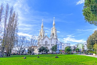 San Francisco California Abd 2018 12 30 Aziz Peter, Paul, Kilise ve Washington Meydanı San Francisco, Ca. North Beach alanı, yerli halk ve turistler için popüler bir yer yakın.