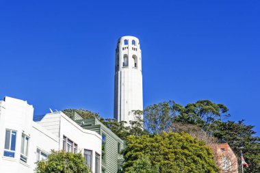 Coit Kulesi Telegraph Hill bir yerleşim alanından fotoğraflandı, San Francisco North Beach bölgesinde, Kaliforniya, ABD.