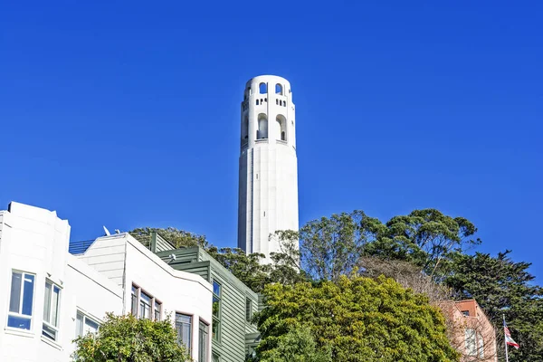 코이트 타워는 캘리포니아 샌프란시스코의 지역에 텔레그래프 지역에서 촬영한 것입니다 — 스톡 사진