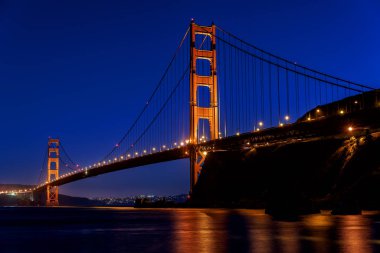San Francisco City silueti ve Golden Gate Köprüsü uzun pozlama, gün batımından sonra, alacakaranlık, alacakaranlık; Battery Spencer fotoğraflandı, Marin Headlands Park yakınında.