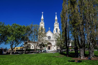 Aziz Peter, Paul, Kilise ve Washington Meydanı San Francisco, Ca. North Beach alan, yerli ve turistler için popüler bir yer yakın.