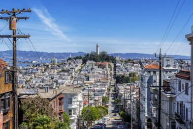 Coit Kulesi ve Aziz Peter ve Paul Kilisesi San Francisco, California, ABD North Beach bölgesinde, Rus Hill ve Nob Hill yerleşim alanından fotoğraflandı.