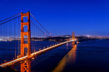 San Francisco City silueti ve Golden Gate Köprüsü uzun pozlama, gün batımından sonra, alacakaranlık, alacakaranlık; Battery Spencer fotoğraflandı, Marin Headlands Park yakınında.