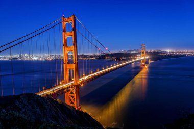 San Francisco City silueti ve Golden Gate Köprüsü uzun pozlama, gün batımından sonra, alacakaranlık, alacakaranlık; Battery Spencer fotoğraflandı, Marin Headlands Park yakınında.