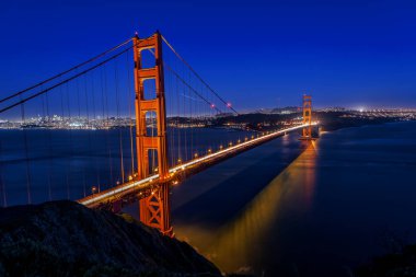 San Francisco City silueti ve Golden Gate Köprüsü uzun pozlama, gün batımından sonra, alacakaranlık, alacakaranlık; Battery Spencer fotoğraflandı, Marin Headlands Park yakınında.