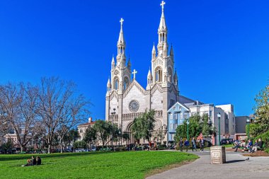 San Francisco Saints Peter ve Paul Kilisesi, Ca. North Beach bölgesinde, Washington Meydanı, popüler bir turistik yer yakınında.