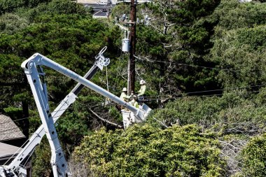 Şanzıman direği üzerinde bir transformatör yerine 3 işçi