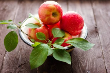 Tabakta kırmızı elma. Ağustos 2019