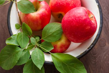 Tabakta kırmızı elma. Ağustos 2019