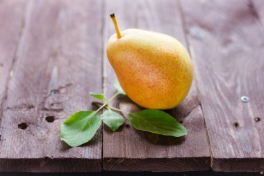 Tahta bir arka plan üzerinde armut. Ağustos 2019