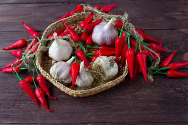 Ahşap bir arka plan üzerinde biber ve sarımsak