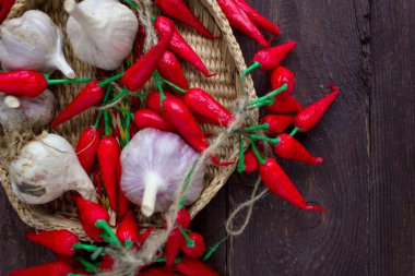Ahşap bir arka plan üzerinde biber ve sarımsak